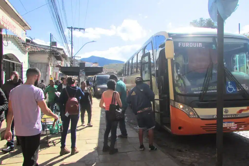 Moradores de distritos aprovam a localização atual dos pontos de ônibus pela proximidade de estabelecimentos comerciais e de serviços