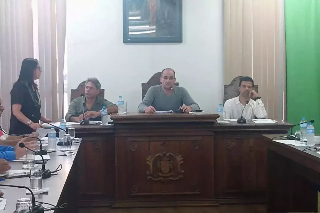 FErnando Sampaio (ao centro), foi o único dos atuais vereadores citados nominalmente na decisão judicial que autorizou a operação da Polícia Federal em Mariana