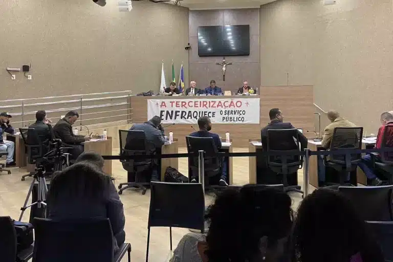 Faixa de protesto contra a reforma administrativa foi afixada na mesa do plenário da Câmara de Itabirito, durante reunião realizada nessa segunda-feira (29)