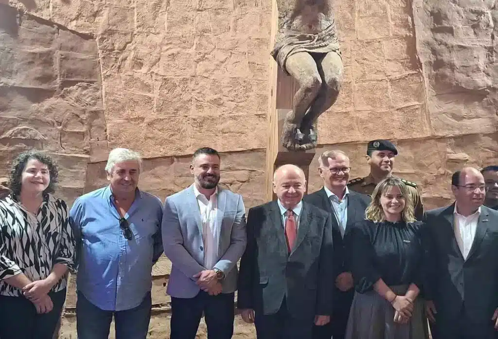 Autoridades presentes na cerimônia realizada em Cachoeira do Campo
