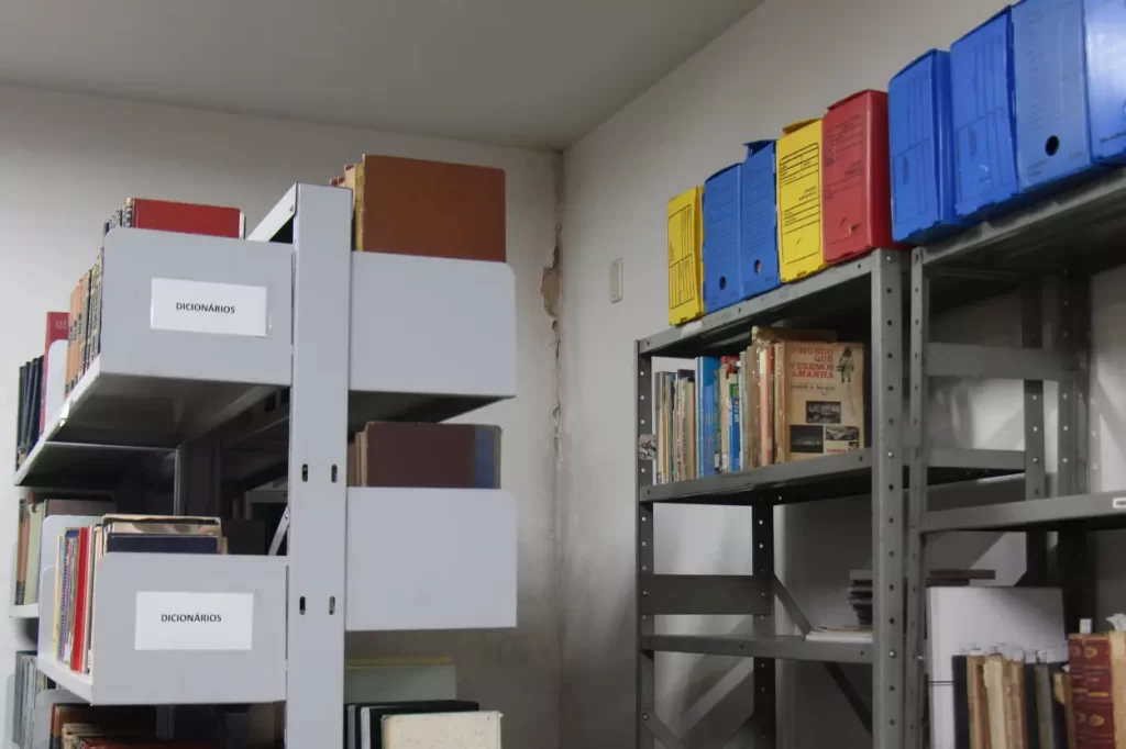 Estantes com dicionários pertencentes ao acervo da biblioteca pública de Mariana