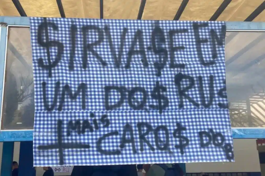 Estudantes confeccionaram cartazes de protesto contra o preço do bandejão