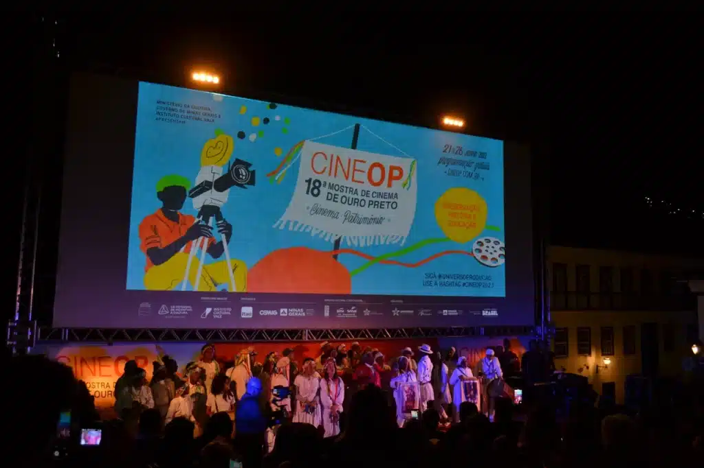 Telão apresenta a programação da 18ª Mostra de Cinema de Ouro Preto