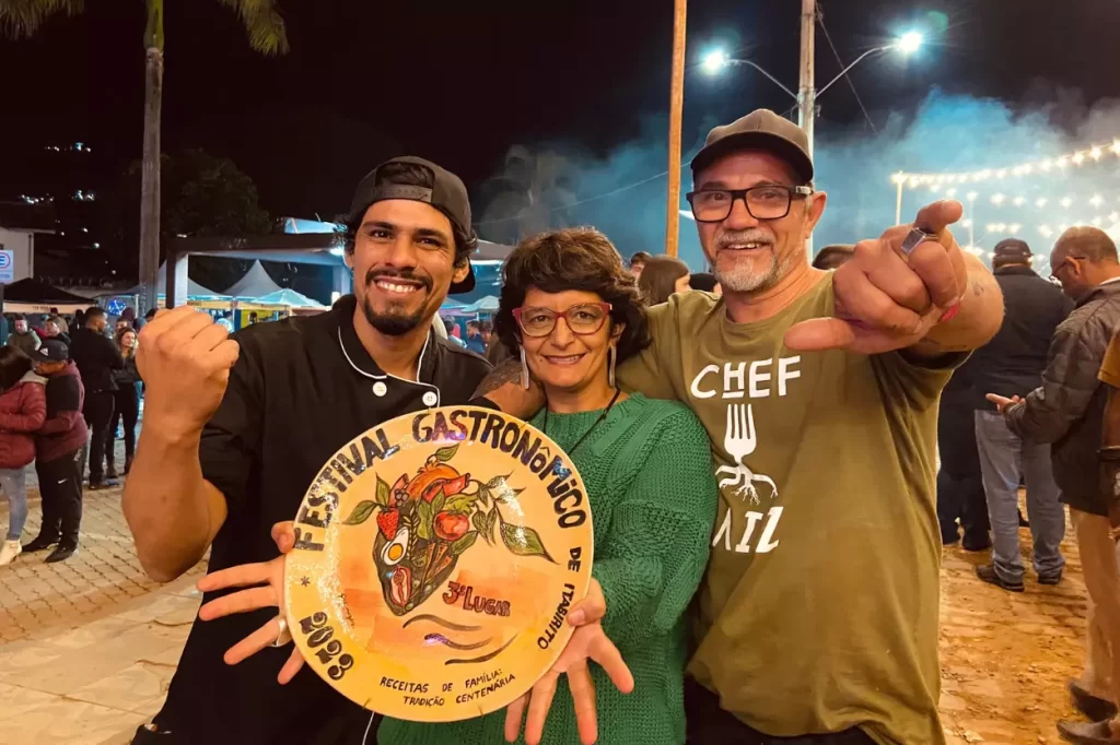 Jey Jod, Carola Machado e Alex Bogas, com o prêmio de terceiro lugar
