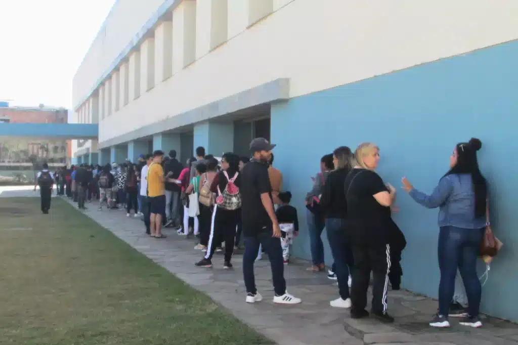 Longa fila formada, gerou algumas reclamações a respeito da demora no atendimento