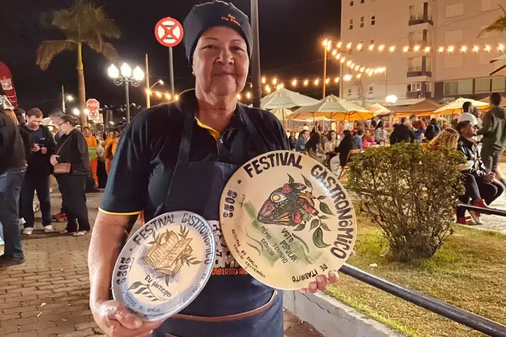 Tia Dora com os troféus de participação e voto popular