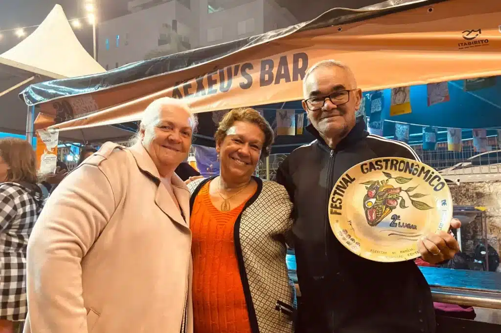 Cida, Marlene e Xexéu, com prêmio de segundo lugar