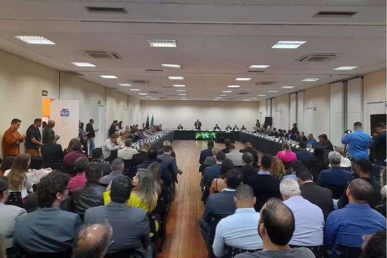 Salão do Centro de Convenções de Mariana, onde foi realizada a reunião do Fórum de Prefeitos da Bacia do Rio Doce