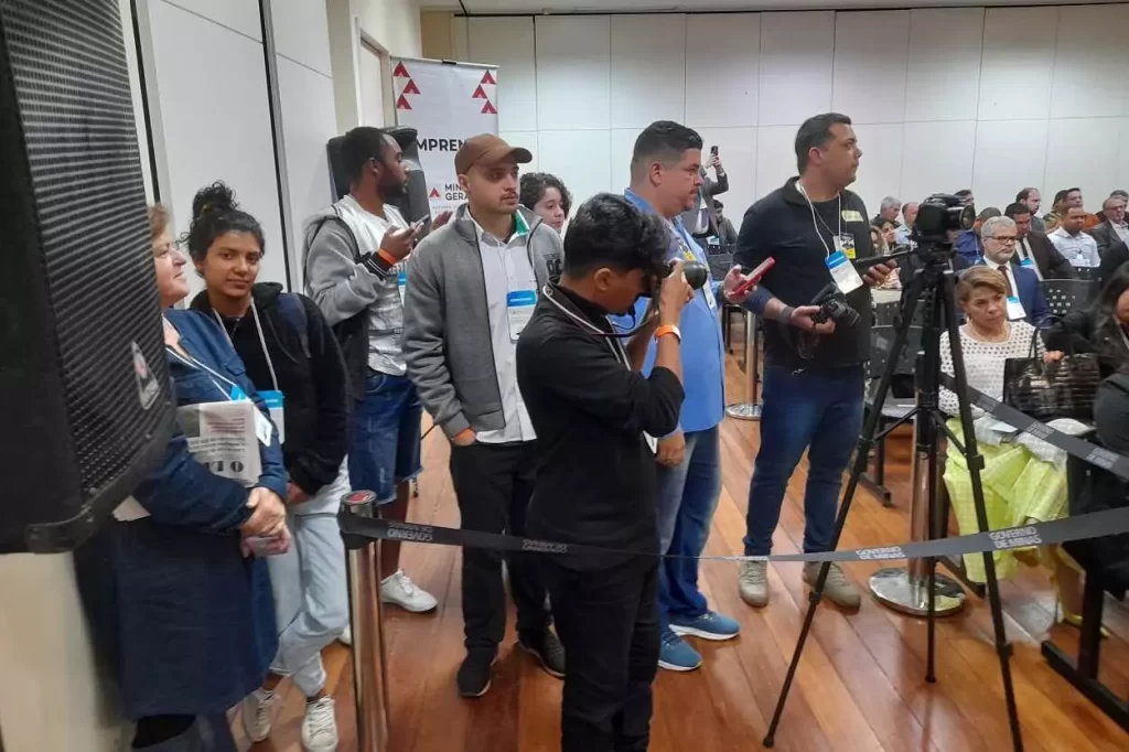 “Cercadinho” destinado aos repórteres durante a participação de Romeu Zema no Fórum de Prefeitos da Bacia do Rio Doce