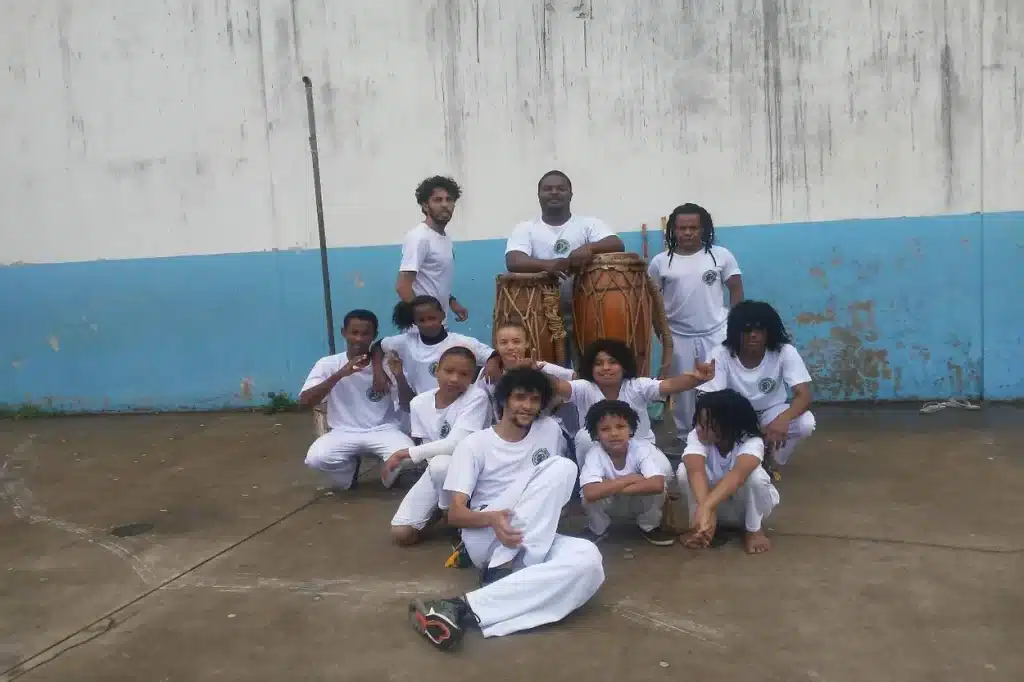 O grupo é formado por alunos de diferentes idades