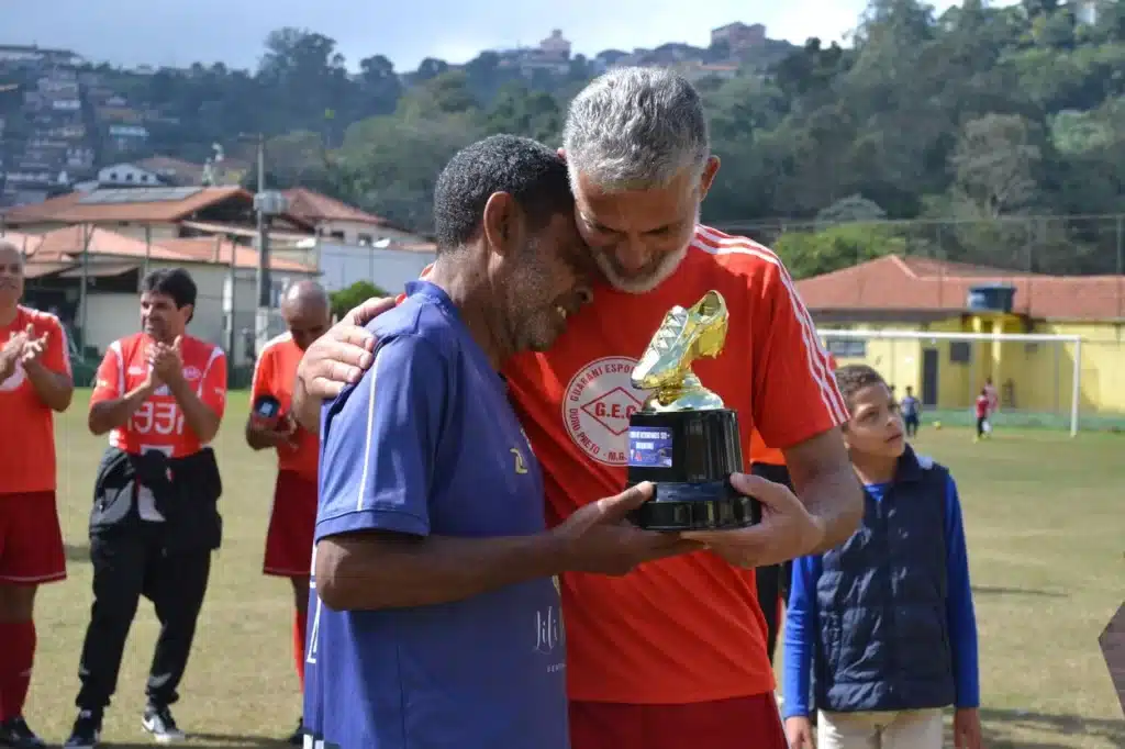 Júlio César (Guarany) fez a entrega do troféu de artilheiro a Antônio Alberto (Aluminas)