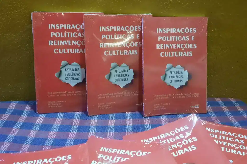 Exemplares do livro “Inspirações Políticas e Reinvenções Culturais” no evento de lançamento
