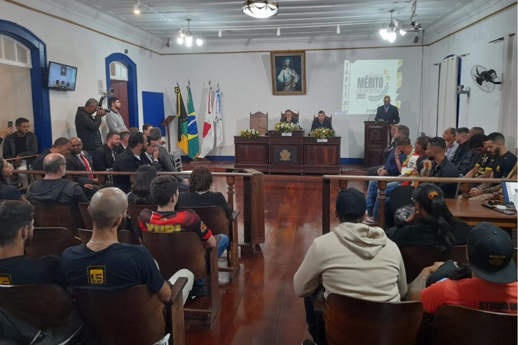 Marquinho do Esporte (na Mesa Diretora, à direita), vereador na legislatura 2017/2020, foi o autor da proposição de criação da Comenda do Mérito Desportivo