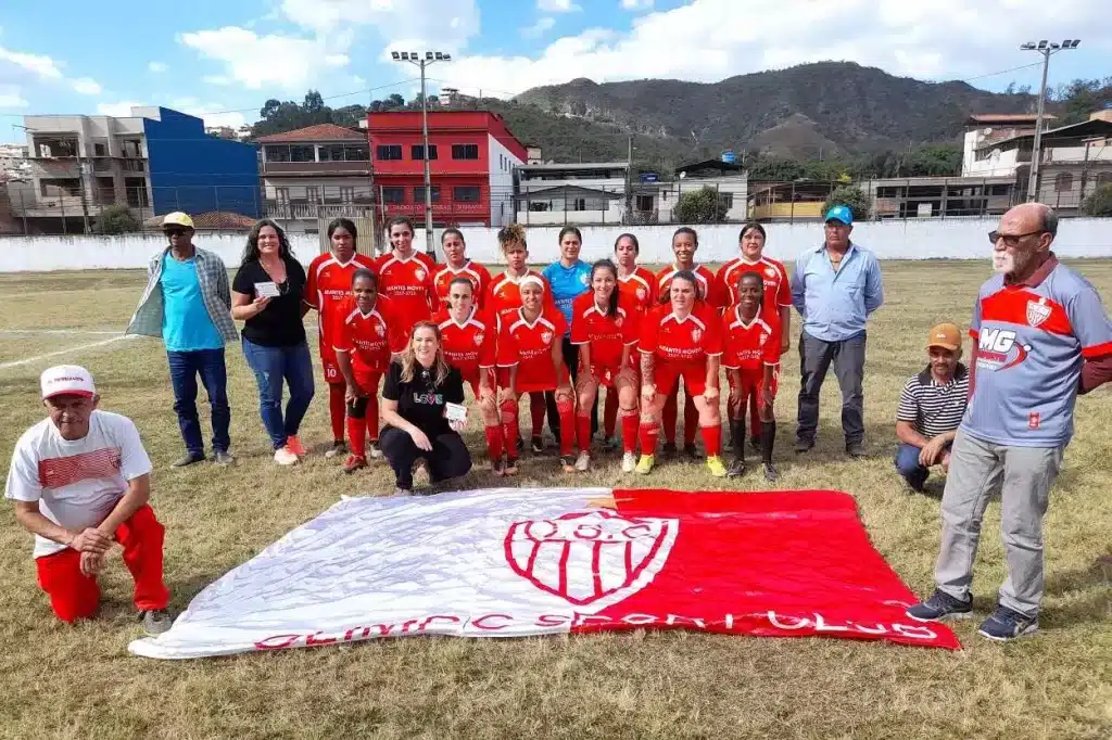 Confiantes antes do início da partida, as jogadoras do Olimpic esperam fazer melhor campanha no campeonato de futebol feminino em 2023