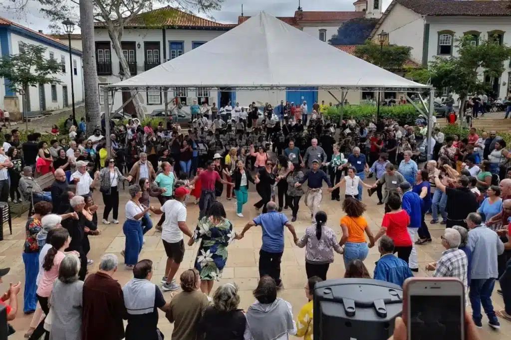 O público presente interagiu e brincou de roda, ao final da edição do Banda na Praça, ao som de canções de “brincar de roda”, executadas pela Corporação Musical Sagrado Coração de Jesus