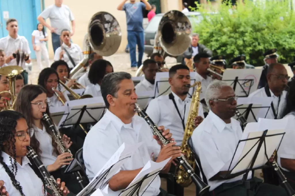 Assim como as demais corporações musicais de Mariana, a “Banda” São Sebastião investe fortemente na renovação de seus quadros, com forte presença de meninos e meninas