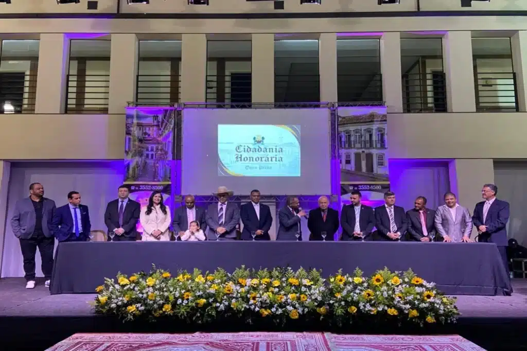 Mesa composta por vereadores e o prefeito Ângelo Oswaldo