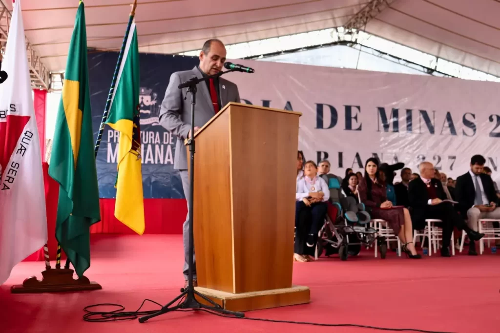 “Respeite Mariana”, referindo-se ao governador Romeu Zema, pediu Fernando Sampaio (PSB), presidente da Câmara Municipal de Mariana em seu discurso na solenidade do Dia de Minas