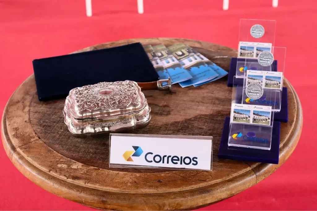 O selo comemorativo do aniversário do município e dos 50 anos do Museu da Música de Mariana foi lançado na solenidade de comemoração do Dia de Minas