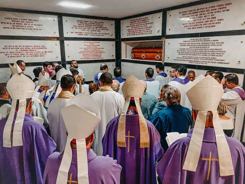 Deposição do caixão com o corpo de Dom Geraldo Lyrio, na Cripta Arquidiocesana