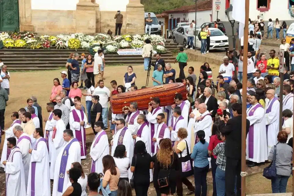 Cortejo com o caixão de Dom Geraldo saiu da Igreja do Carmo, na Praça Minas Gerais, em direção à Praça da Sé