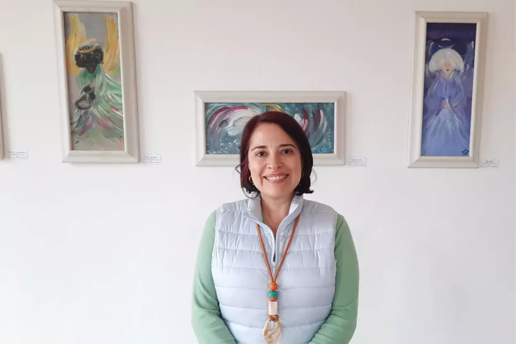 Na exposição "Ancestralidades", Deia Leal, pintora aldravista, busca resgatar a ideia do divino e sagrado na utilização de personificações negras como forma de visibilidade