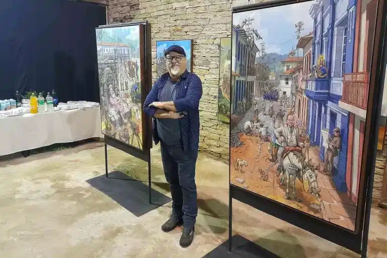 Camaleão, ao lado de 2 dos 30 quadrões em exposição