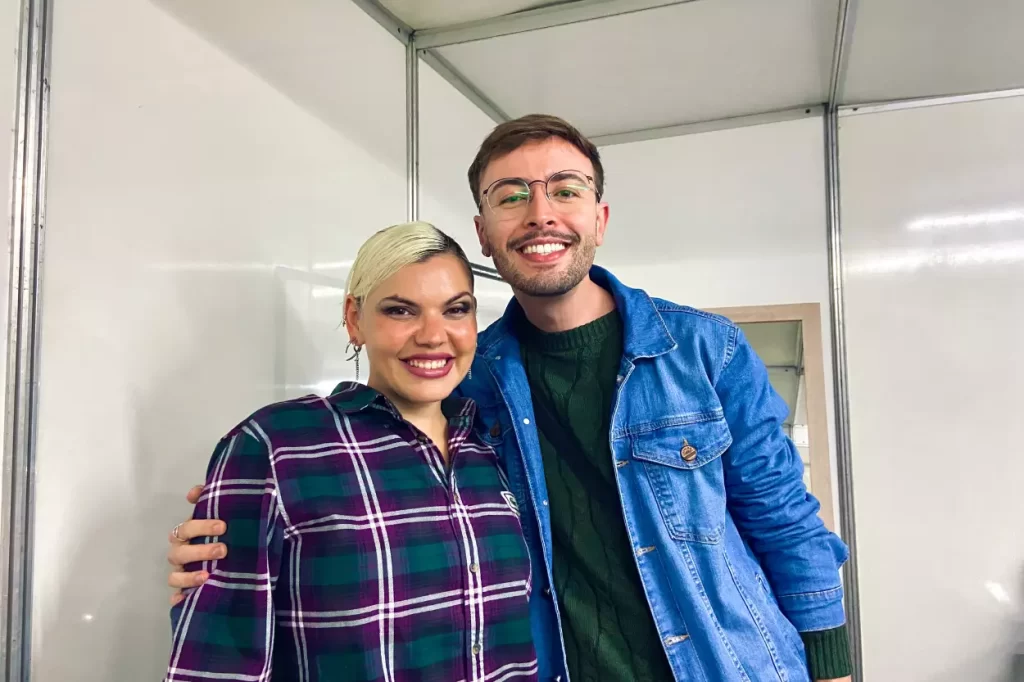 Gabriel Araújo, com a artista Duda Beat