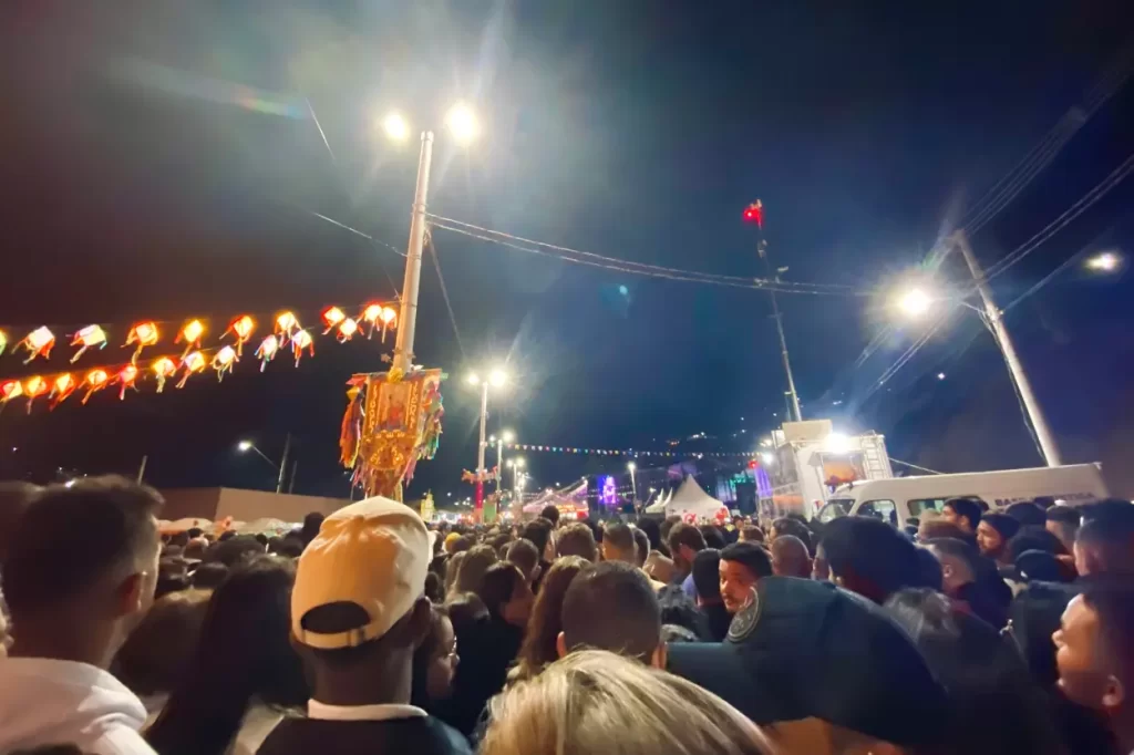 Aglomeração na entrada do evento, na noite de abertura da Julifest do Centenário