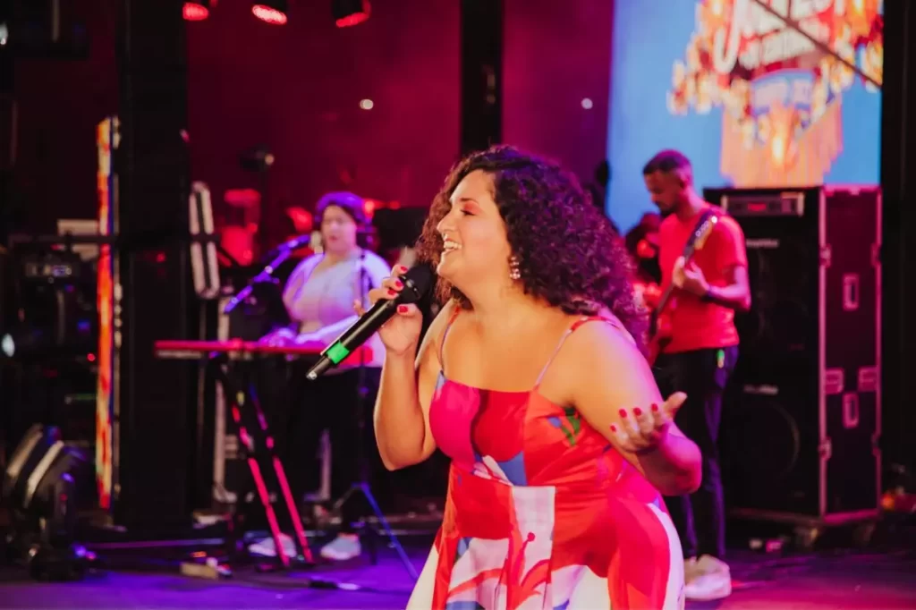 Cantora local, Letícia Garcia foi uma das atrações da noite de sexta-feira (14), na Julifest do Centenário