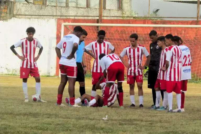 Duelo de alvirrubros na categoria juniores teve momentos de tensão devido a contusões