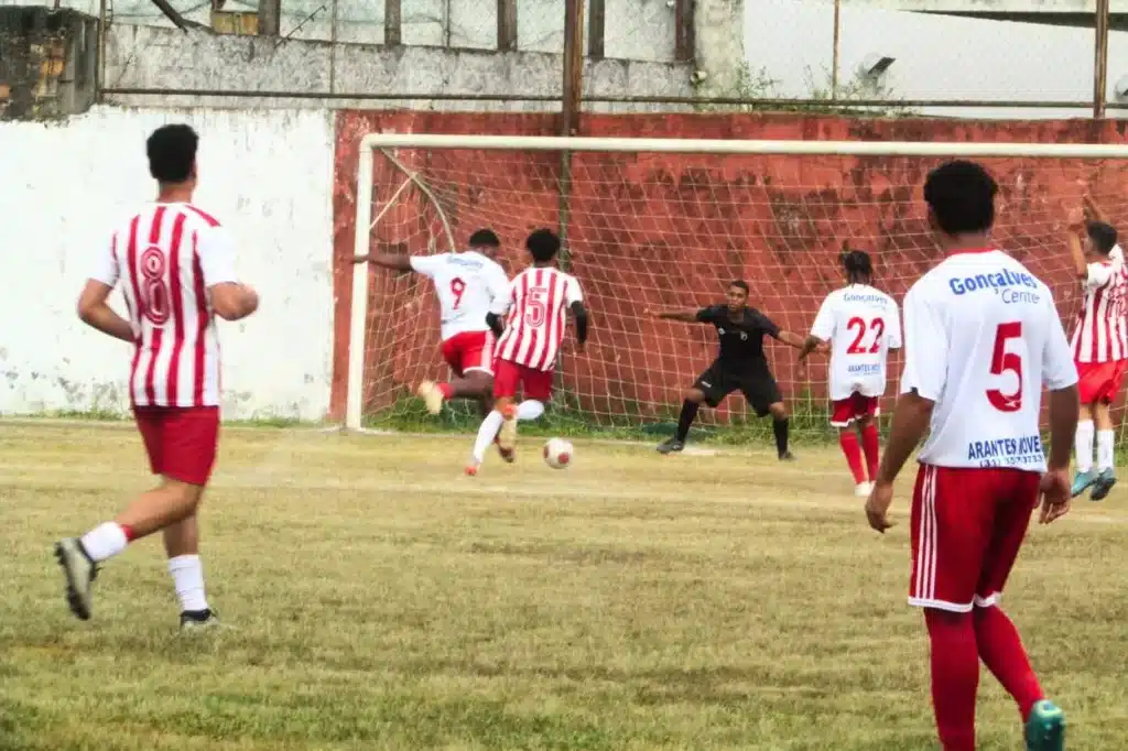 Thomas (9), artilheiro do jogo, no lance de seu segundo gol