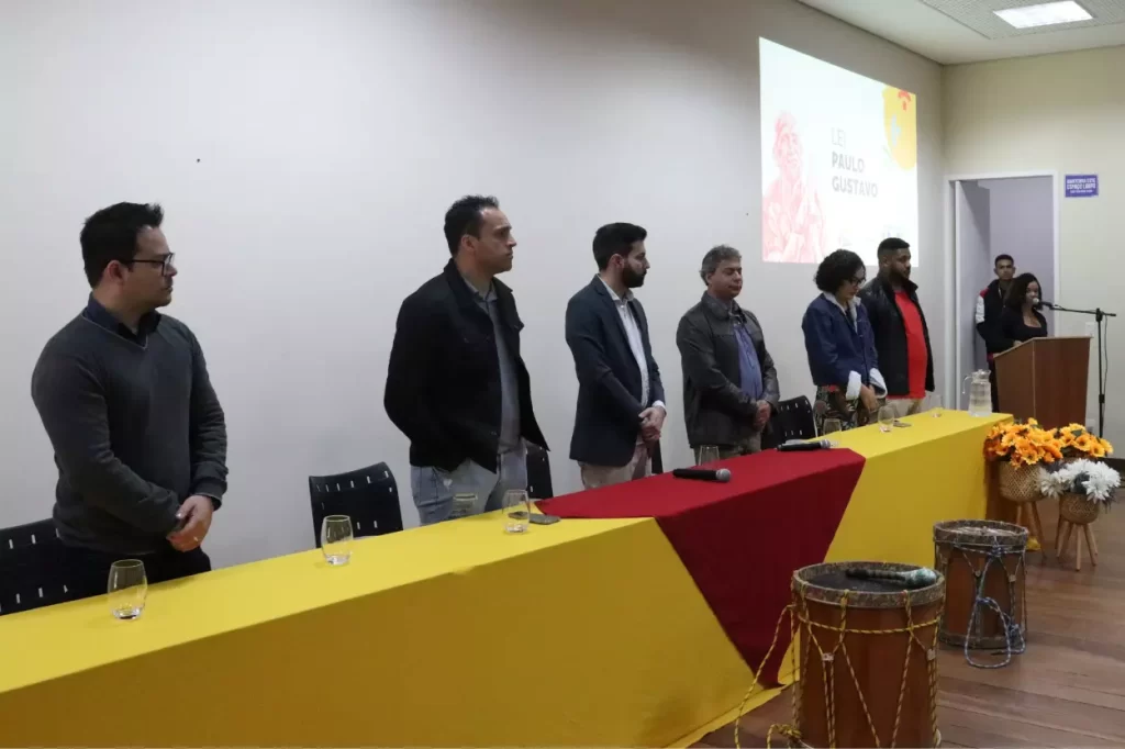 Mesa diretora do evento relacionado à implantação da Lei Paulo Gustavo em Mariana