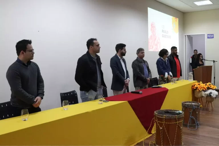Mesa diretora do evento relacionado à implantação da Lei Paulo Gustavo em Mariana