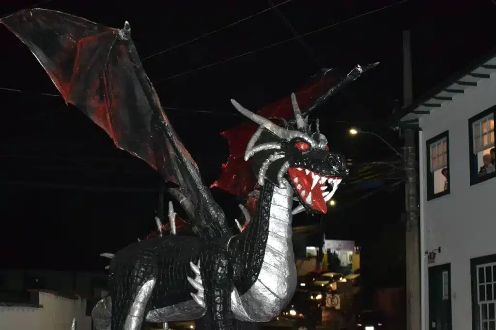 Um dos grandes destaques foi o dragão da Escola de Samba Unidos do Padre Faria