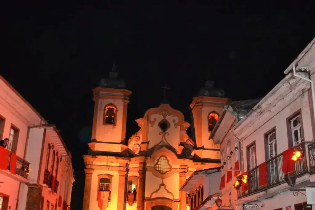 Matriz de Nossa Senhora do Pilar iluminada com as luzes do triunfo barroco