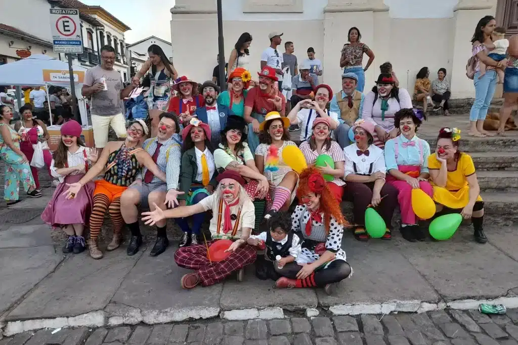 A troupe “Sociedade do Riso” (São Paulo/SP) é um dos muitos grupos que vêm participando do Encontro Internacional de Palhaços em diferentes edições