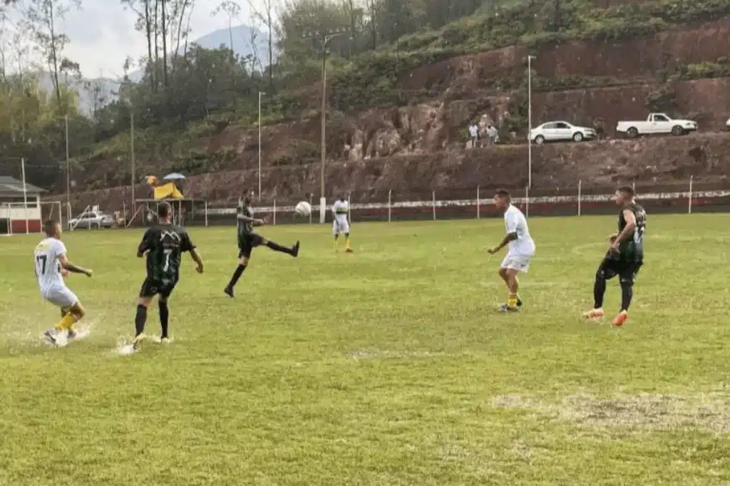 No duelo entre 7 de Outubro e 8 de Dezembro, a condição do gramado melhorou a partir da metade do 1º tempo