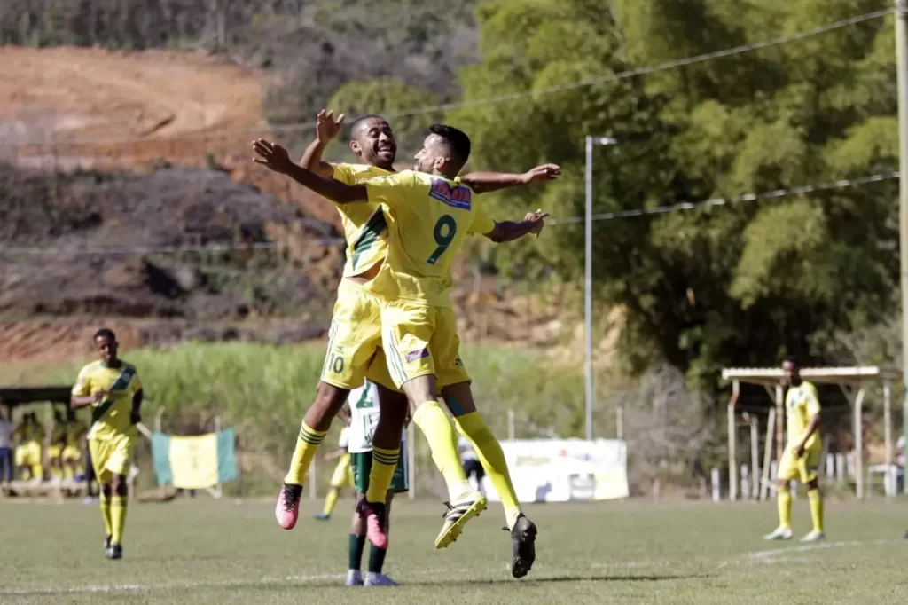 Jogadores do Oito de Dezembro comemoram gol no jogo de abertura do Campeonato de Mariana