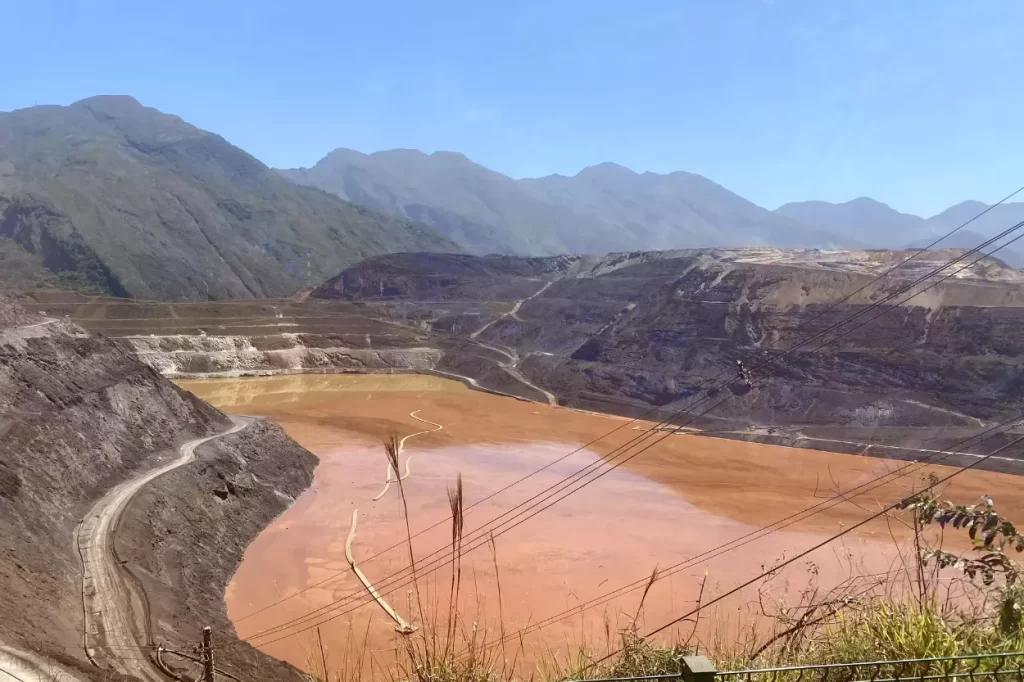 Nova cava de deposição de rejeitos da Samarco, cercada por contenções rochosas naturais.