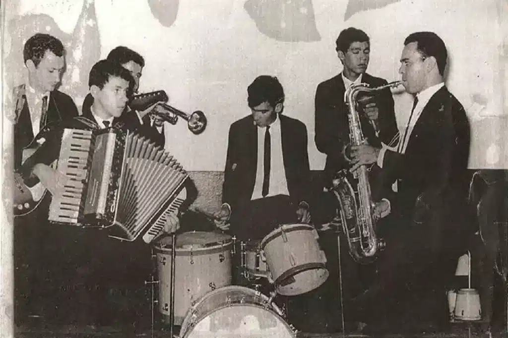 Conjunto Serenata: da esquerda para a direita, Antônio “Fofoca” (guitarra), Geraldo “Dadinho” Walter (acordeon), Márcio Walter (piston), Silvério “Pezinho” (bateria), Ari Loreto (percussão) e Álvaro Walter (saxofone)