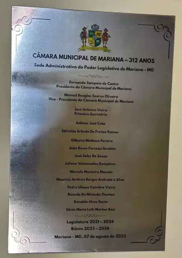 Placa afixada na entrada da sede administrativa, alusiva aos vereadores da Legislatura 2021-2024 - Foto: Matheus Camargos/Agência Primaz