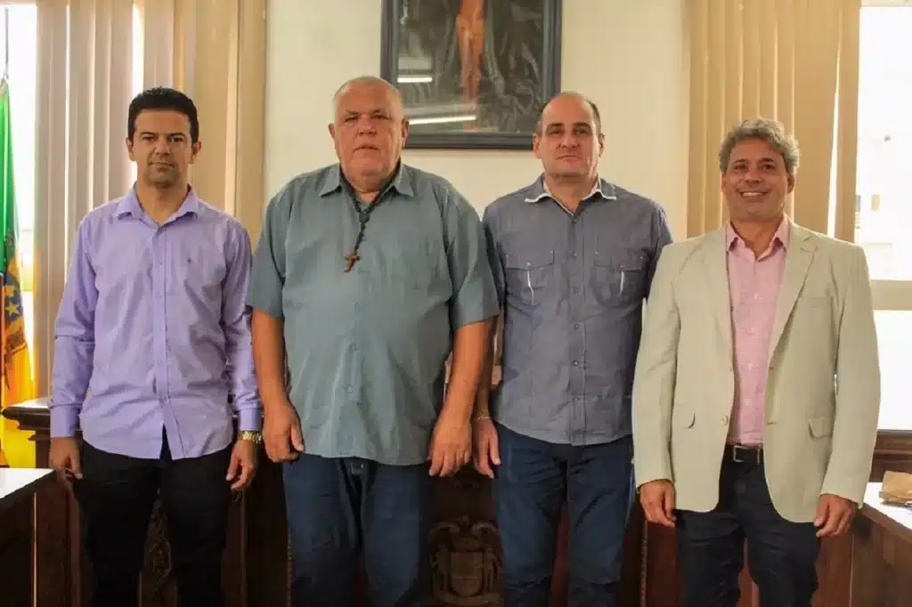 Da esquerda para a direita, Manoel Douglas, Edson Agostinho, Fernando Sampaio e Zezinho Salete, após a posse como membros da Mesa Diretora da Câmara de Mariana para o biênio 2023/2024