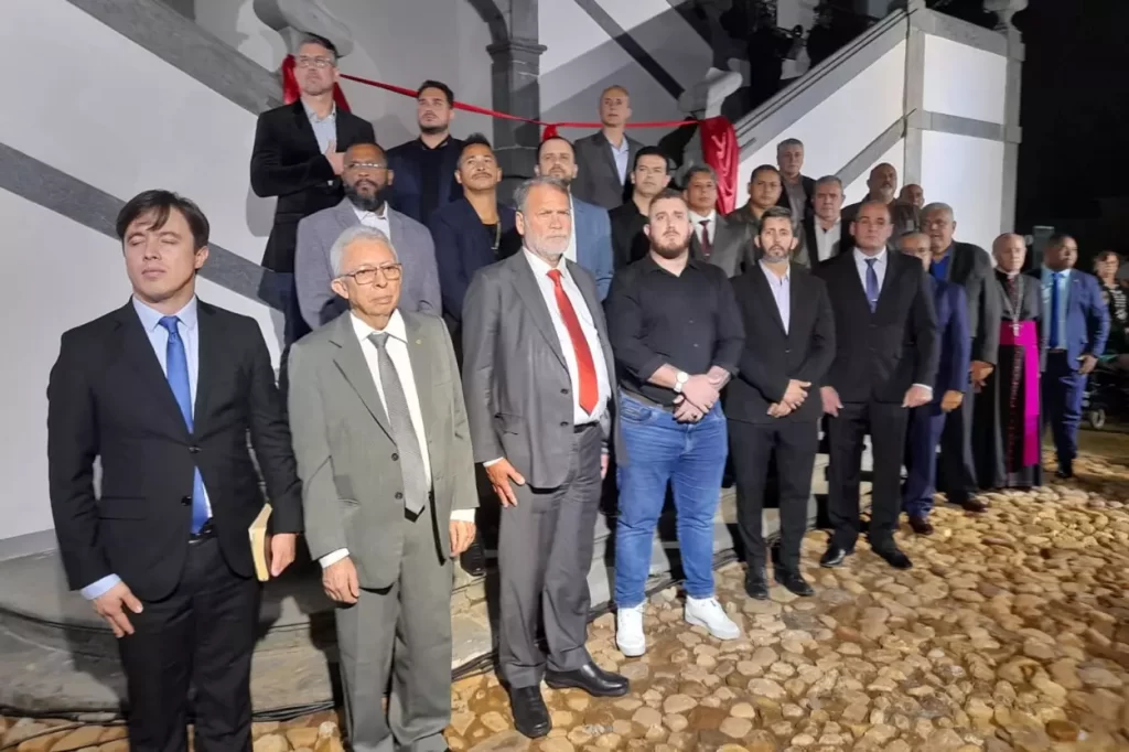 Autoridades perfiladas durante a execução dos hinos do Brasil e de Mariana, no início da cerimônia de reabertura da Casa de Câmara e Cadeia