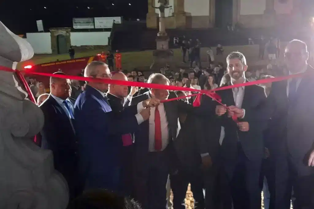 Autoridades desatam a fita que marca a reabertura da Casa de Câmara e Cadeia, franqueando suas dependências à visitação dos presentes à cerimônia