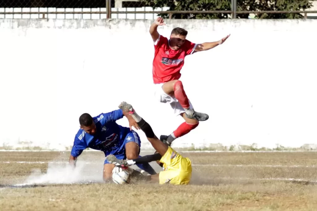 No jogo mais esperado da segunda rodada, gramado prejudicou a criatividade das equipes