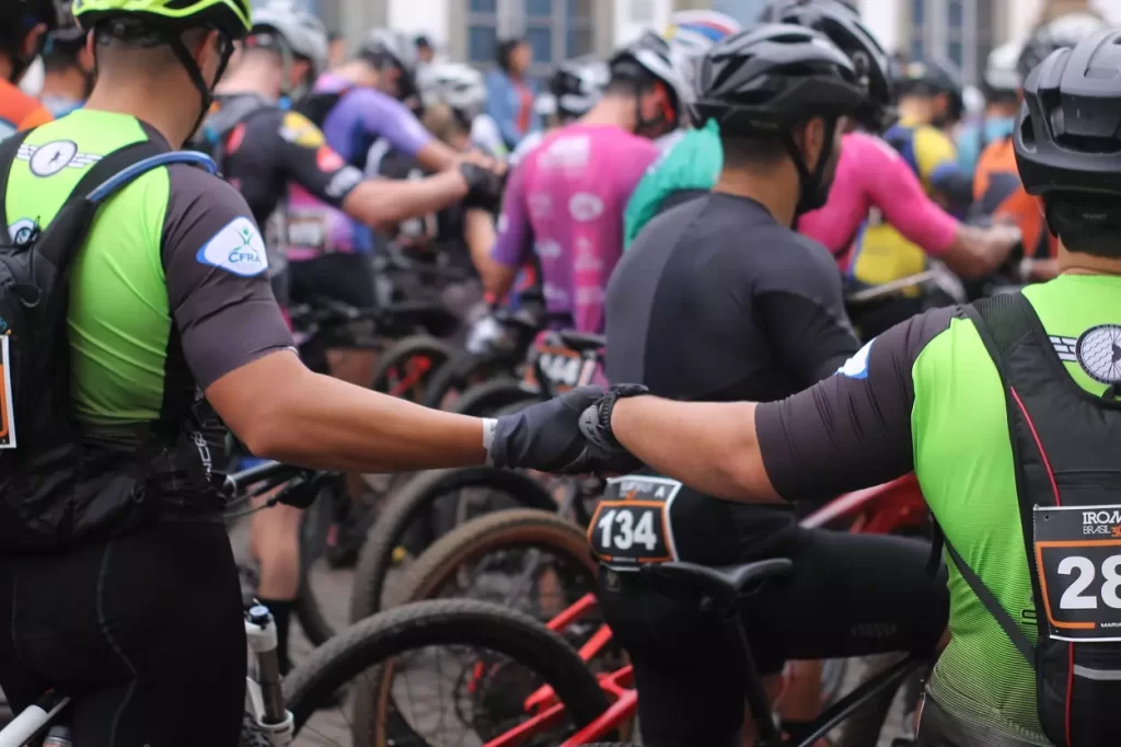 Atletas fazem oração antes da largada do primeiro dia de competição.