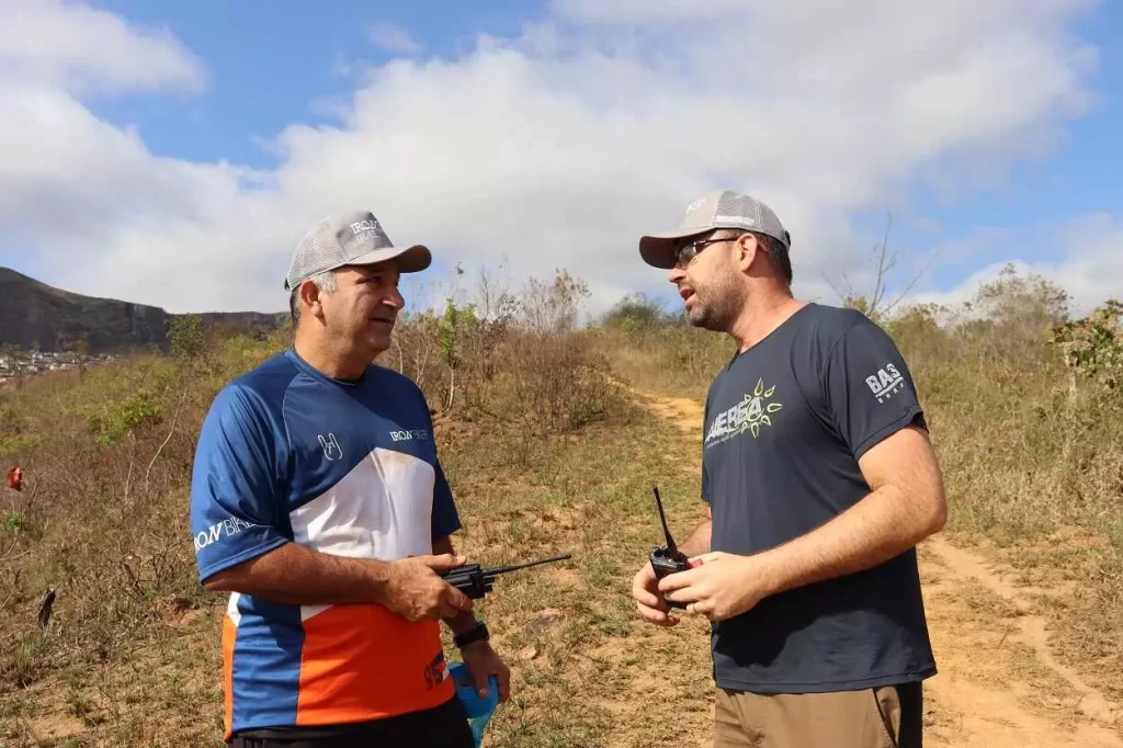 Marco Antônio (à esquerda) e Neilton Pires são os encarregados, respectivamente do traçado das trilhas e da segurança dos atletas no Iron Biker Brasil