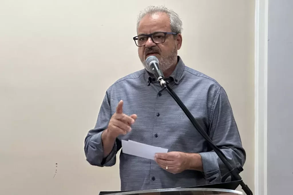 Na posse dos diretores e vice-diretores, Celso Cota garantiu que a educação é prioridade na sua gestão