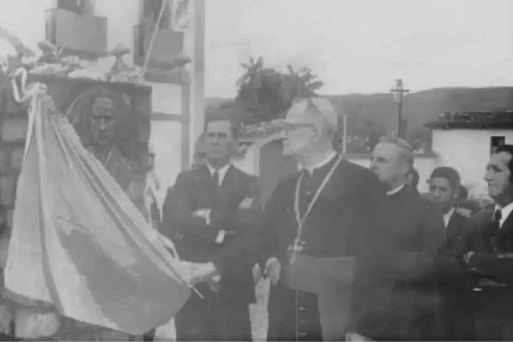 Dom Oscar de Oliveira, inaugurando a estátua de Médici, na Praça Minas Gerais, em Mariana (MG)